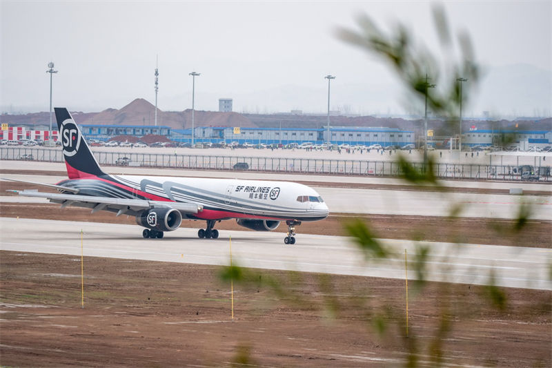 Primeiro aeroporto de carga da China completa teste de voo do cargueiro aéreo