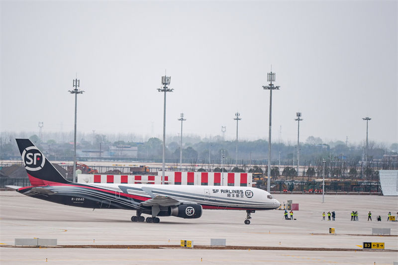 Primeiro aeroporto de carga da China completa teste de voo do cargueiro aéreo