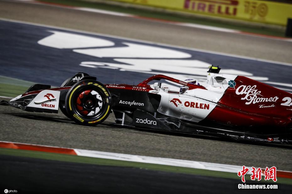 Piloto chinês Zhou Guanyu conquista ponto em estreia na F1