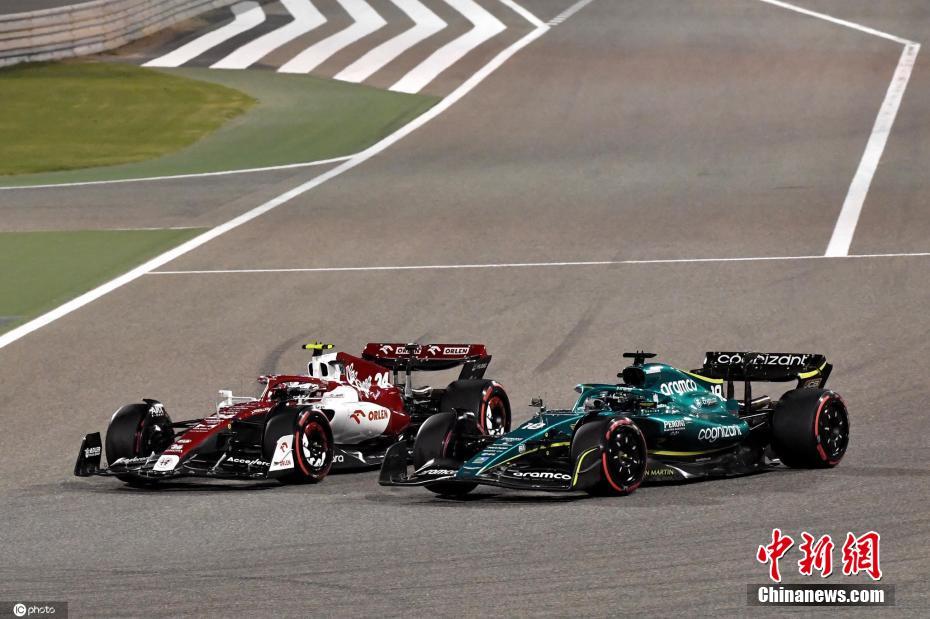 Piloto chinês Zhou Guanyu conquista ponto em estreia na F1