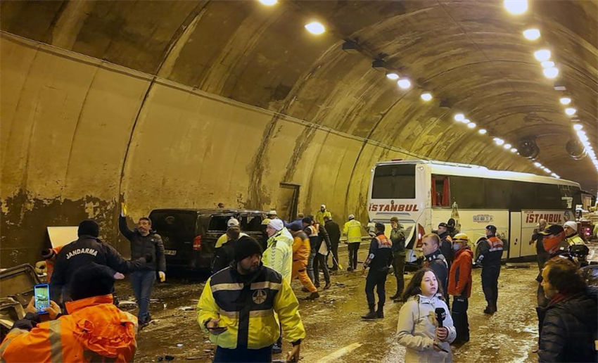Dezenas de pessoas ficam feridas em túnel no noroeste da Turquia