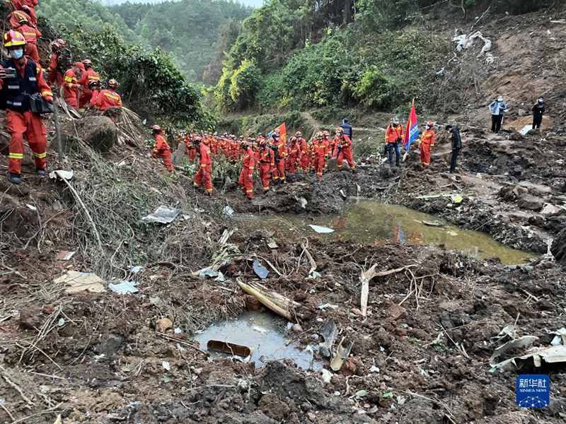 Trabalho de resgate continua após queda de avião de passageiros na China