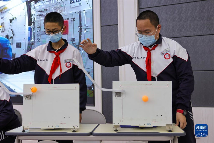 Astronautas chineses dão segunda aula em estação espacial