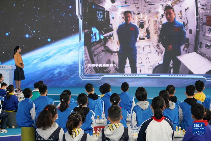 Astronautas chineses dão segunda aula em estação espacial