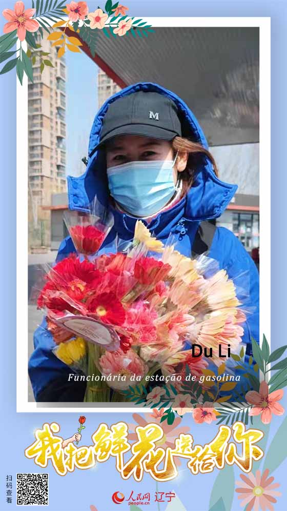 Profissionais combatendo a Covid-19 recebem flores doadas por uma empresa de Liaoning