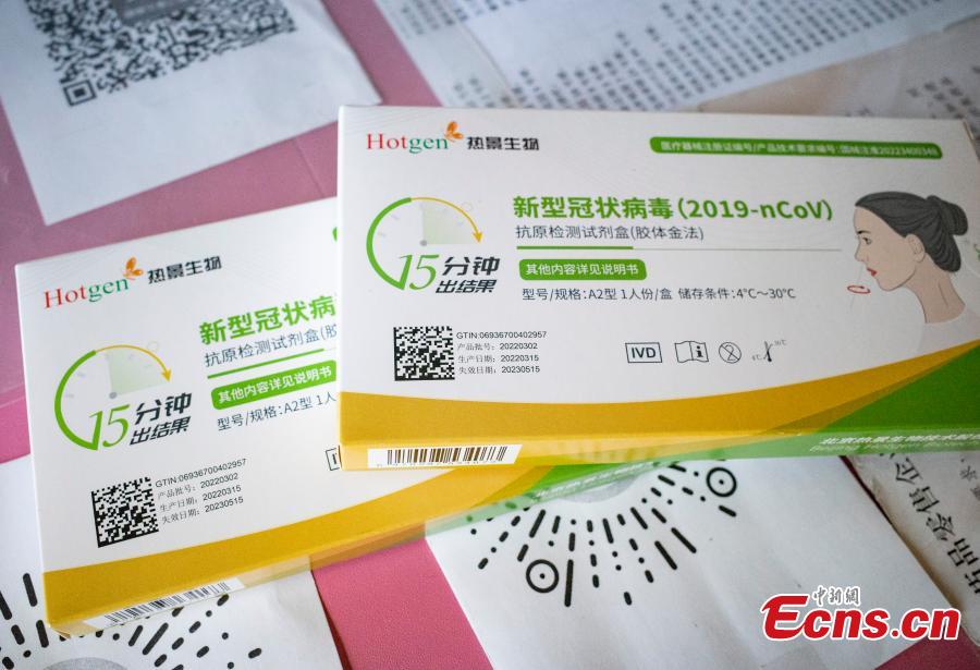 Kits de teste de antígeno de Covid-19 são vendidos nas farmácias de Beijing