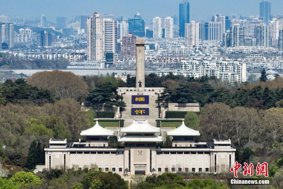 Parque Memorial de Mártires em Nanjing decora canteiro para prestar homenagem