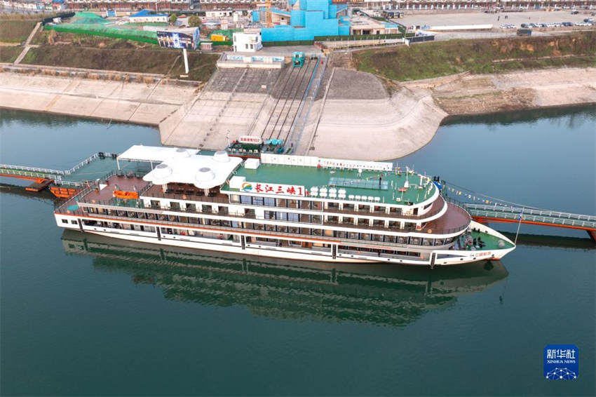 China: navio de passageiros totalmente elétrico realiza viagem inaugural 