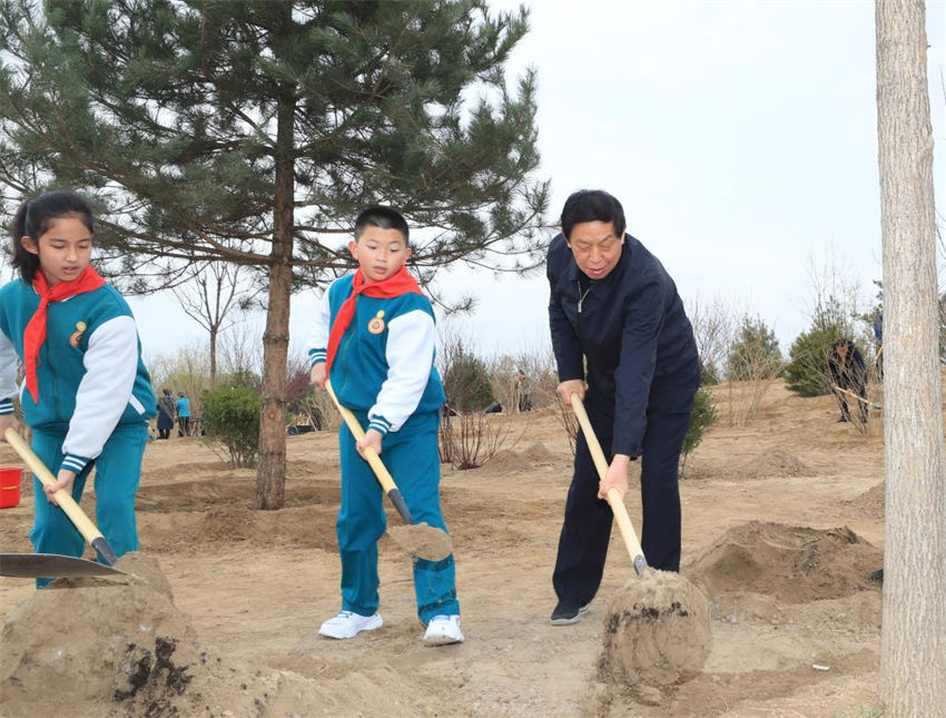 Xi Jinping planta árvores pelo 10º ano como o mais alto líder