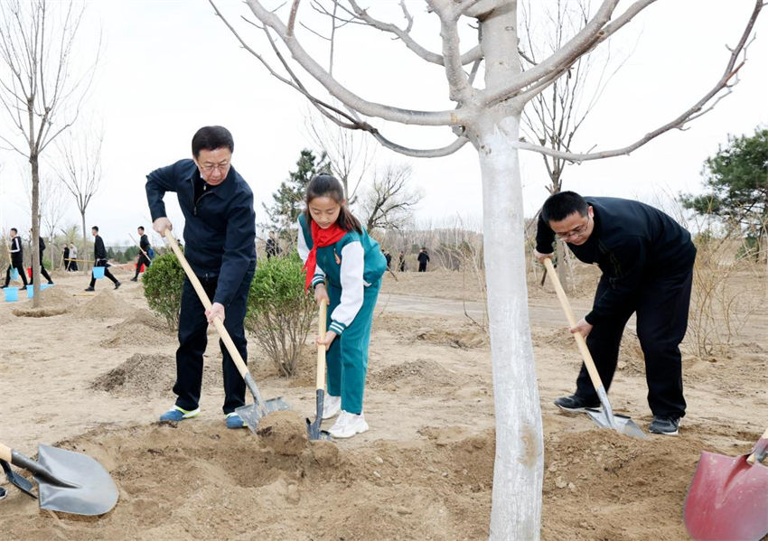 Xi Jinping planta árvores pelo 10º ano como o mais alto líder