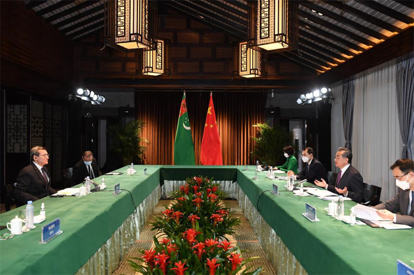 Chanceler chinês encontra-se com homólogo turcomano