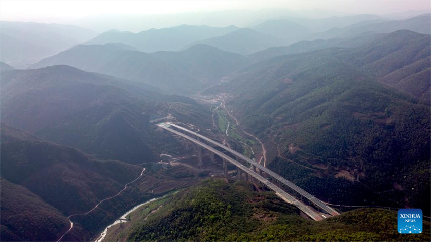 Nova via expressa Chuxiong-Dali foi aberta ao tráfego em Yunnan