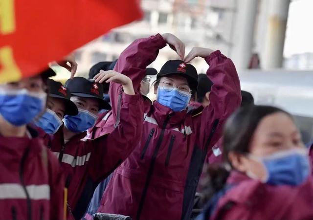 Milhares de trabalhadores médicos da China toda vão ajudar Shanghai na resposta à COVID-19
