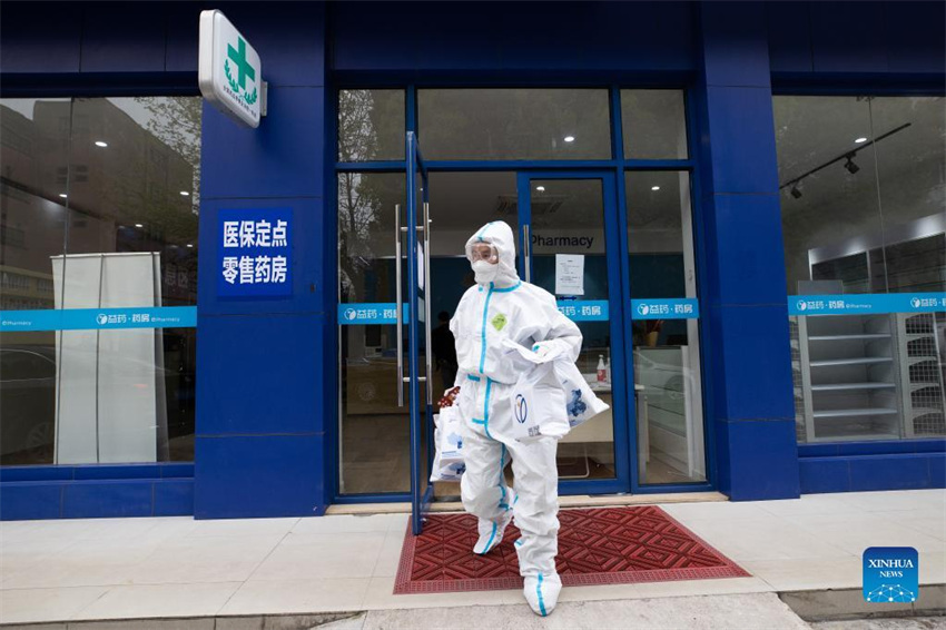 Farmácia de Shanghai mantém fornecimento de medicamentos durante surto de Covid-19