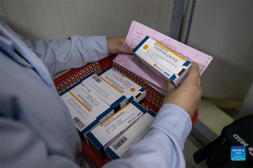 Farmácia de Shanghai mantém fornecimento de medicamentos durante surto de Covid-19