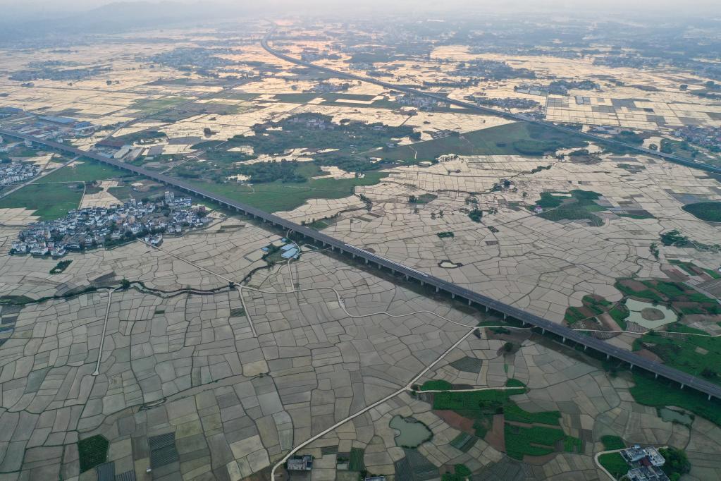 Galeria: Trem de alta velocidade passa em ponte sobre campos em Guangxi