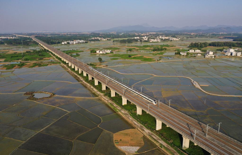 Galeria: Trem de alta velocidade passa em ponte sobre campos em Guangxi