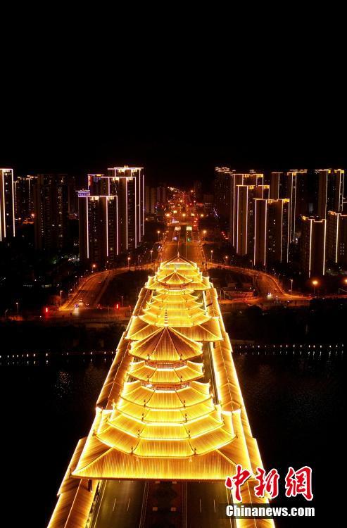 Vista noturna da primeira ponte rodoferroviária de Guangxi