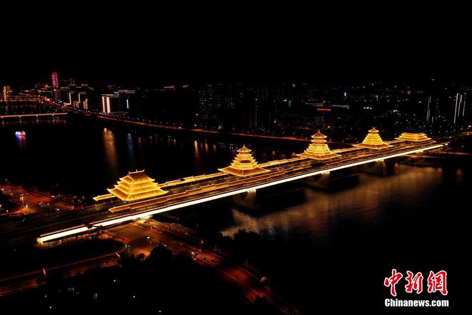 Vista noturna da primeira ponte rodoferroviária de Guangxi