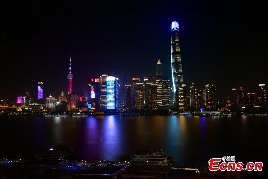 Shanghai realiza show de luzes para apoiar esforços antiepidêmicos