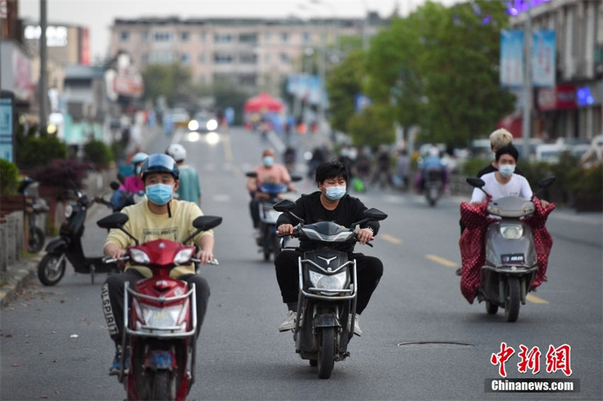 Shanghai reduz nível de restrições para algumas comunidades em confinamento