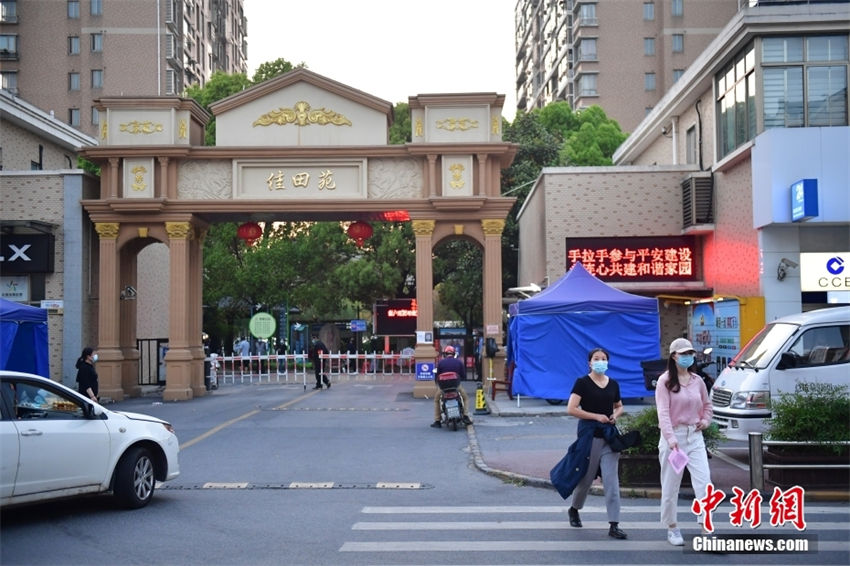 Shanghai reduz nível de restrições para algumas comunidades em confinamento