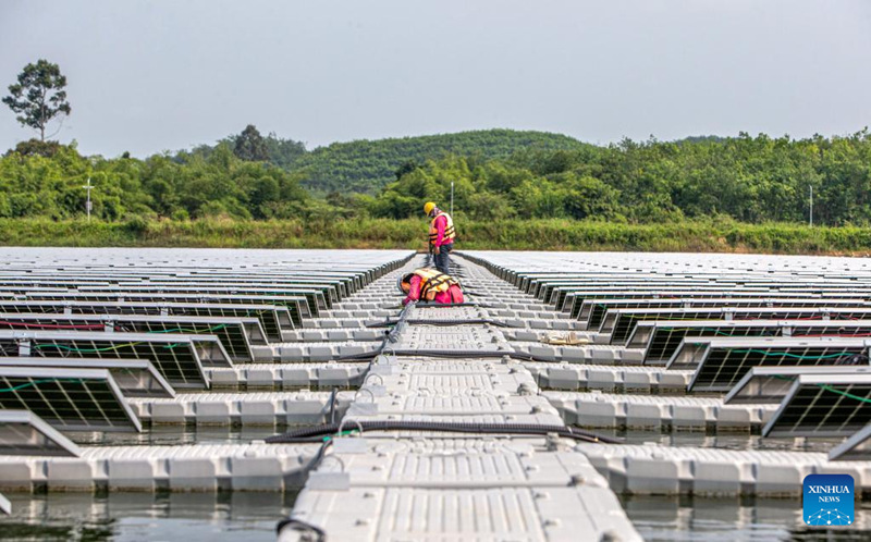 Tailândia: projeto solar flutuante na província de Rayong é construído com apoio da Huawei