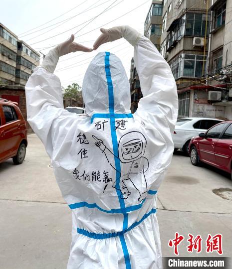 Shanghai: professora pinta roupas de proteção de voluntários médicos para expressar agradecimento