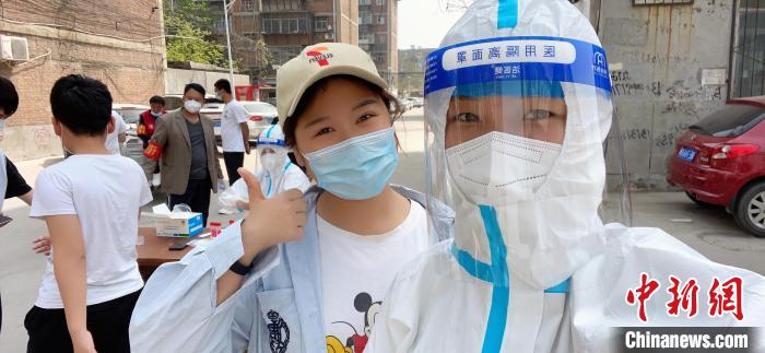 Shanghai: professora pinta roupas de proteção de voluntários médicos para expressar agradecimento