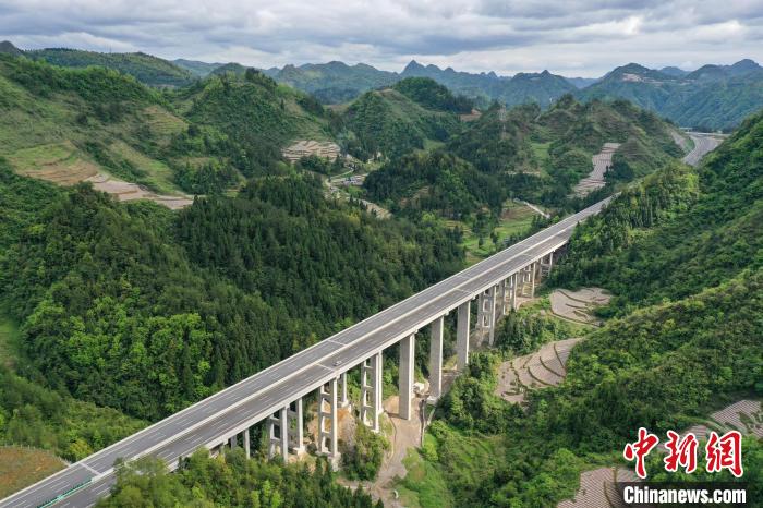 Fotografia aérea do trecho de expansão da Rodovia Nacional de Lanhai
