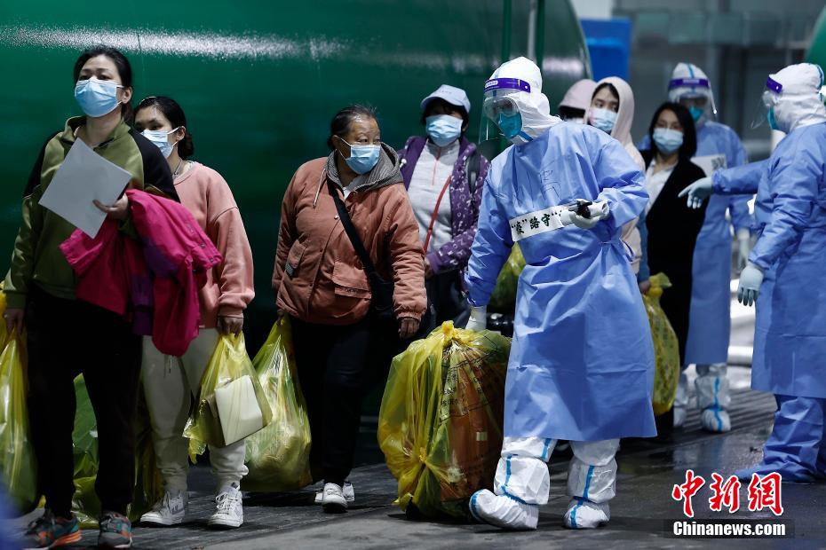 Primeiros 322 pacientes recebem alta do hospital de campanha do Centro Nacional de Exposições de Shanghai
