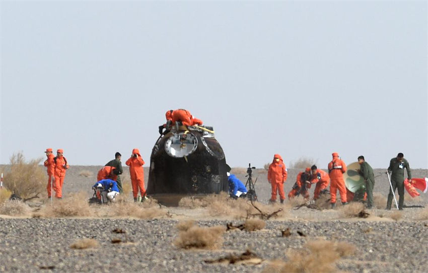 Astronautas da Shenzhou-13 pousam em segurança