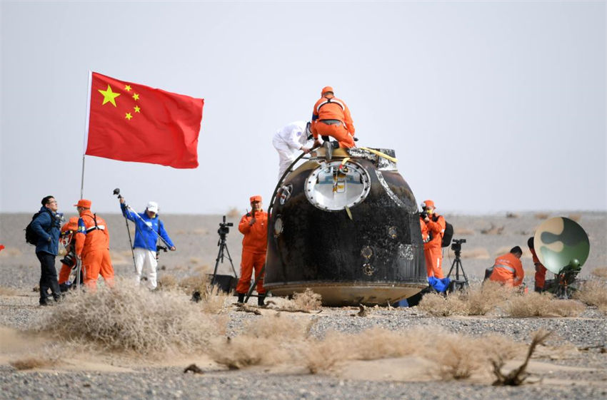 Astronautas da Shenzhou-13 pousam em segurança