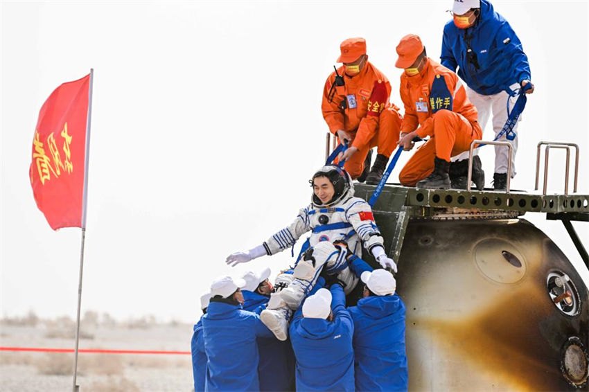 Astronautas chineses retornam depois da missão de seis meses na estação espacial