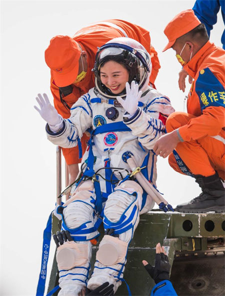 Astronautas chineses retornam depois da missão de seis meses na estação espacial