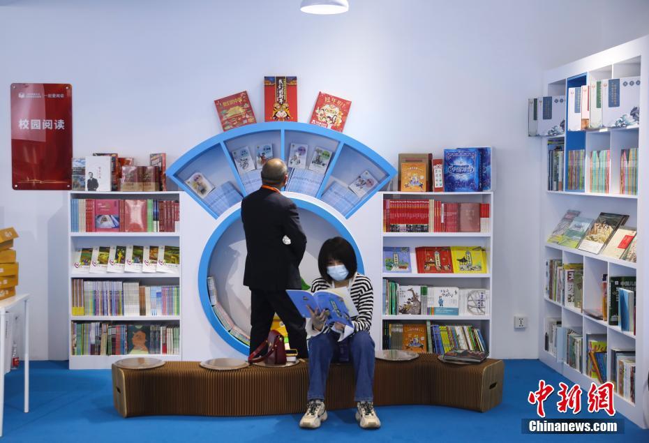 Leitura se torna mais popular entre chineses em 2021, diz pesquisa