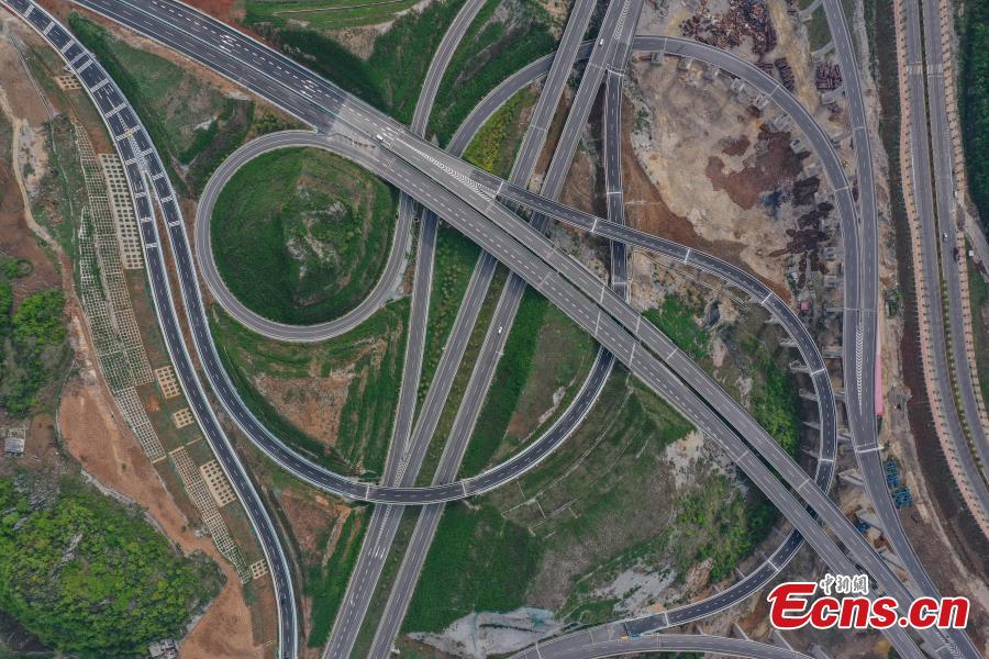 Via expressa está aberta ao tráfego em Guizhou, sudoeste da China