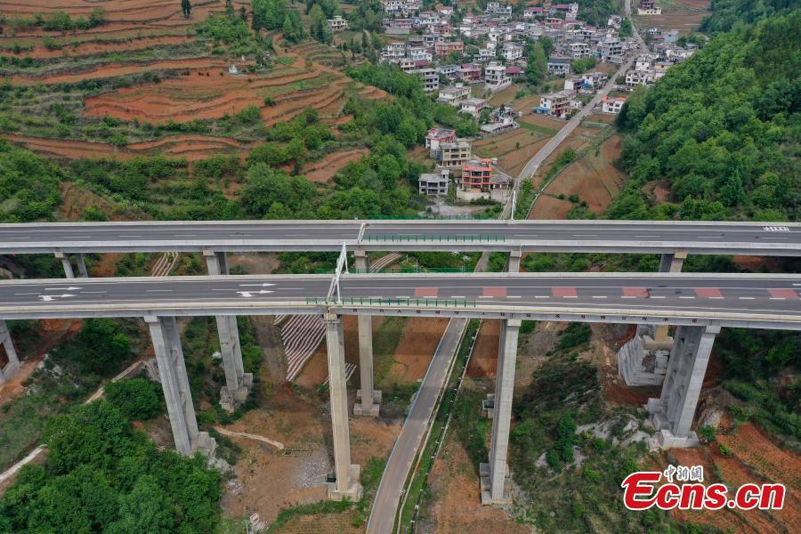 Via expressa está aberta ao tráfego em Guizhou, sudoeste da China