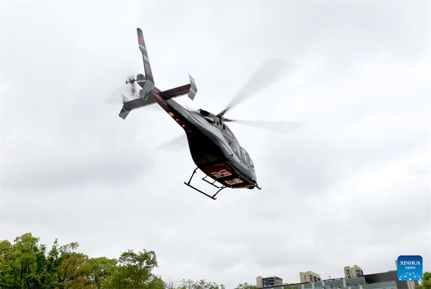 Empresa de helicópteros em Shanghai transporta gratuitamente suprimentos médicos para combater a Covid-19