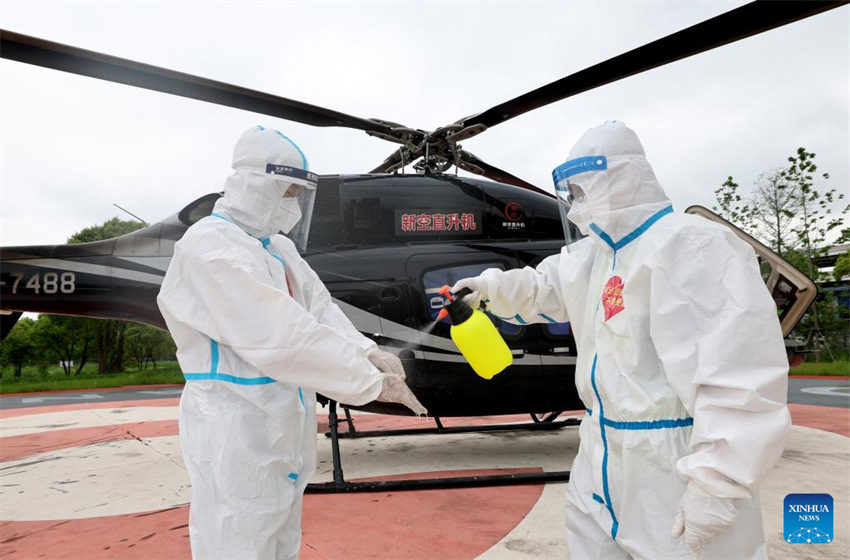Empresa de helicópteros em Shanghai transporta gratuitamente suprimentos médicos para combater a Covid-19