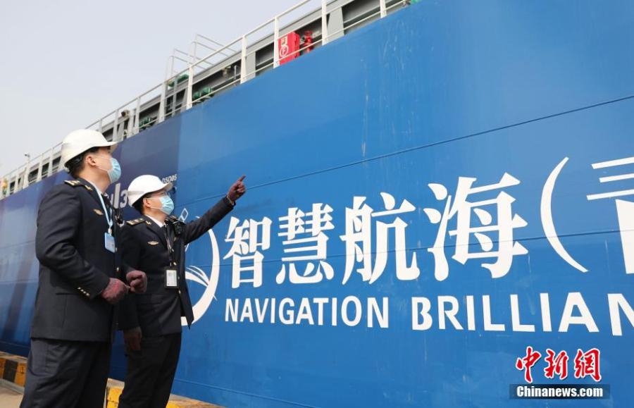 Primeiro navio porta-contêiner não tripulado da China realiza viagem inaugural
