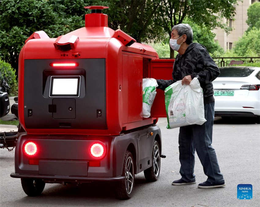 Shanghai usa veículos de entrega não tripulados para distribuir suprimentos aos moradores