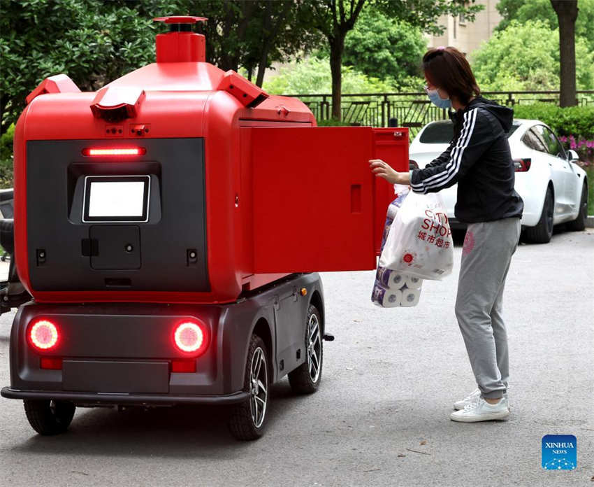 Shanghai usa veículos de entrega não tripulados para distribuir suprimentos aos moradores
