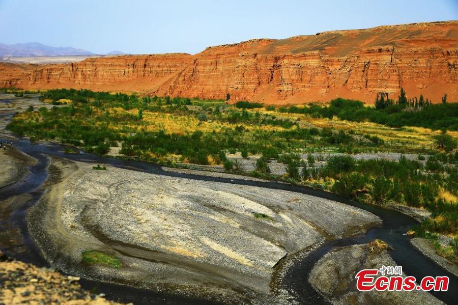 Magnífico cenário do Vale do rio Vermelho de Xinjiang