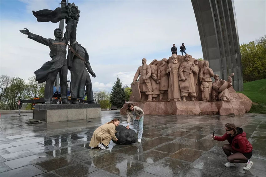 Ucrânia destroi estátua que comemorava amizade com a Rússia em Kiev