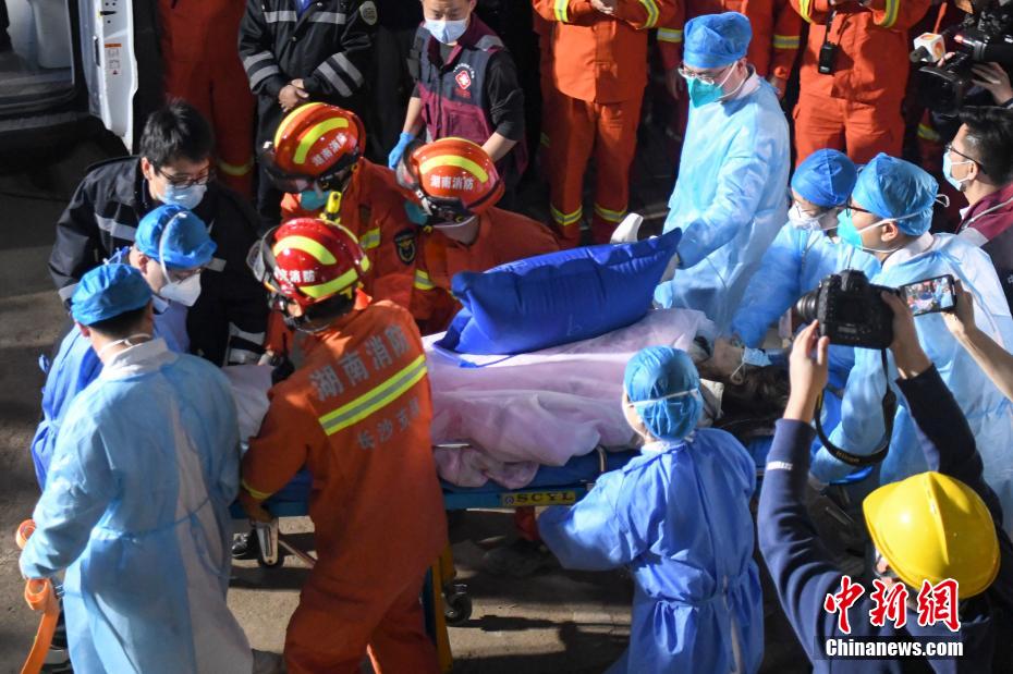Oitava pessoa é resgatada após desabamento de prédio em Changsha
