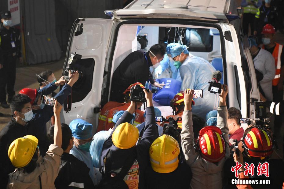 Oitava pessoa é resgatada após desabamento de prédio em Changsha