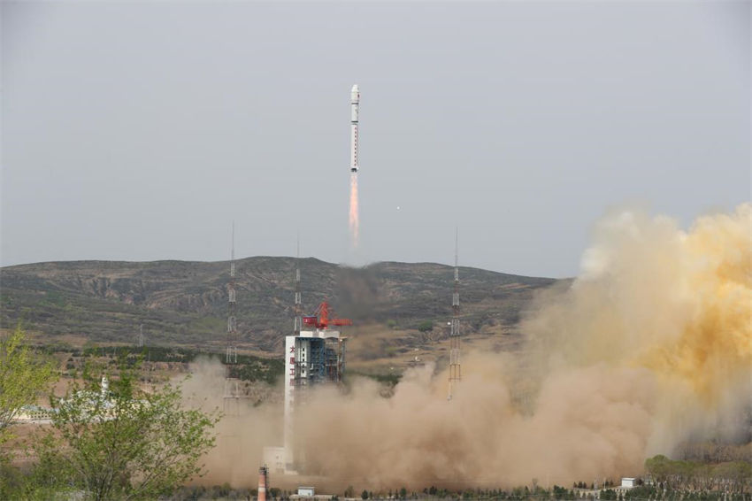 China lança novos satélites comerciais com sucesso