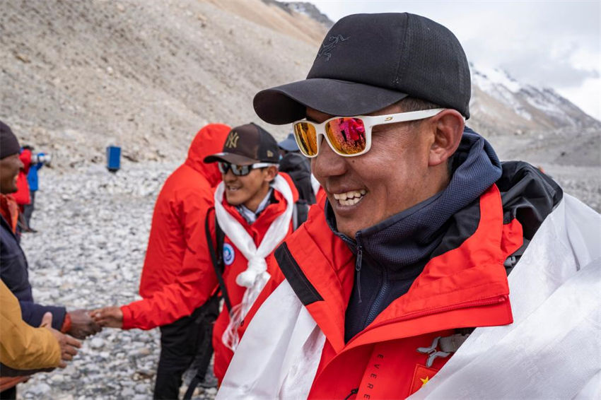 Equipe de expedição científica chinesa retorna em segurança ao acampamento-base do Monte Qomolangma