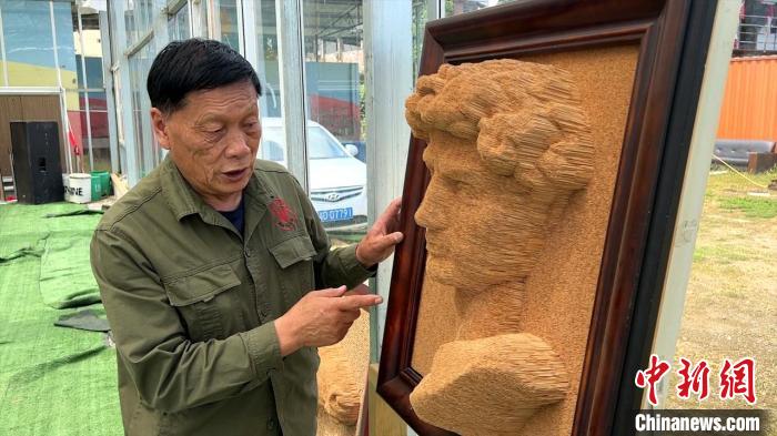 Idoso de Chongqing cria escultura de David com 110.000 palitos de dente  
